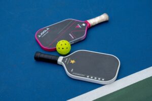 Danh sách chi tiết các dụng cụ cần thiết mà mọi người chơi pickleball nên trang bị