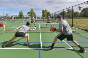 Kỹ thuật overhead smash là một trong những cú đánh mạnh mẽ và hiệu quả nhất trong Pickleball